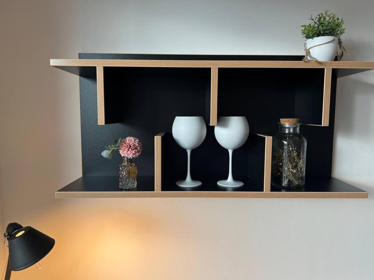 Cozy Modern Next To Easy Side Galley Apartamento